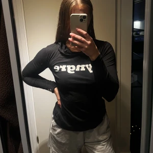 Tyngre tröja - Tröja från tyngre med luva, storlek S