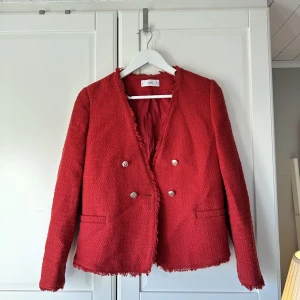 Röd tweed kavaj - Röd tweed kavaj med guldknappar i storlek S. Nypris 699kr, mitt pris 150kr❣️