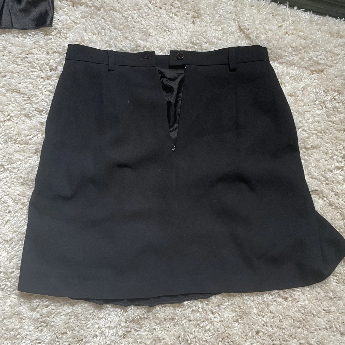 Pläterad svart knälång kjol - 91