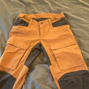 Lundhags byxor  - Senapsgula friluftsbyxor från lundhags, modellen Authentic II, använda en gång