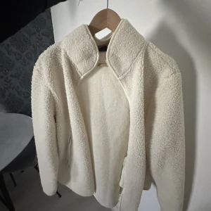 Kofta från Gina!  - Så fin och mysigt. Lite stor i storlek, säljer den då jag ej använder den längre. 