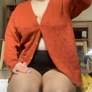 Jättefin orange kogta - Säljer imo världens finaste och mysigaste kofta. Köpt den second hand. Har inte märke eller storlek kvar men tror man kan ha den upp till storlek L beroende på hur tight man vill att den passar. Jag på bilden har storlek S. 