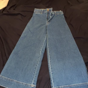 H&m jeans - Köpt begagnat men aldrig haft på mig den ute då den inte passade särskilt fint på mig, storlek står på tredje bilden. Starkare jeans färg irl. Kan mötas upp Göteborg eller frakta. Smsa för mer foton :)