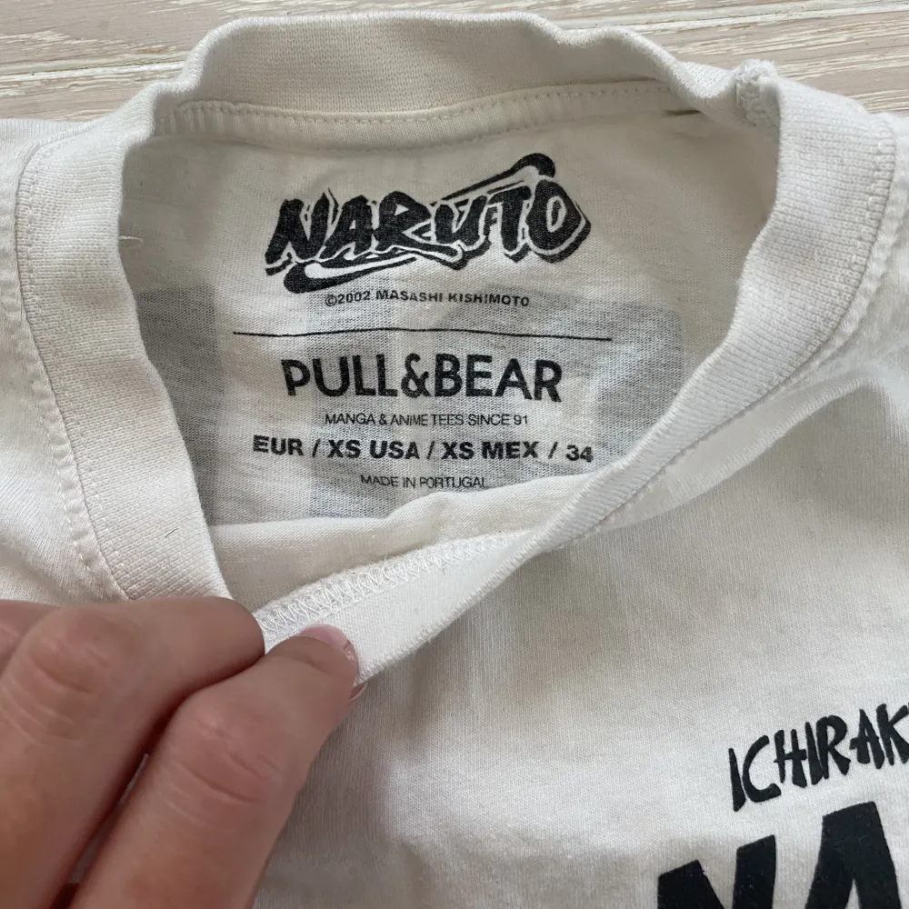 söt naruto tshirt från pull&bear! storlek XS men sitter mer som S, knappt använd o inga defekter💞 dm för frågor/bilder!. T-shirts.