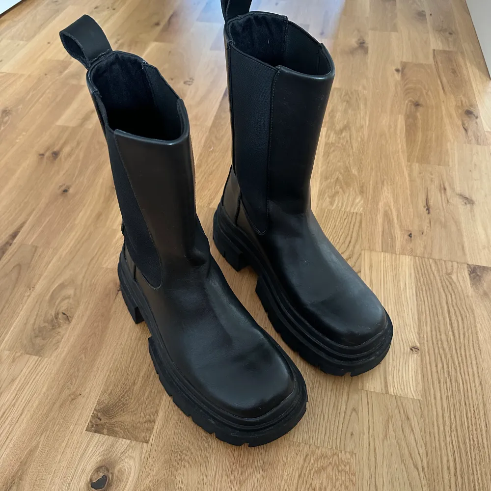 Ett par grymma chunky boots från Zara  Knappt använda, köpta förförra hösten och har mestadels legat i förrådet  Upphämtning i Gbg funkar fint, kan även posta . Skor.