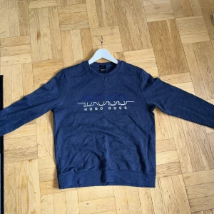 Hugo Boss Tröja - Mörkblå Hugo Boss Tröja i storlek M, använd ungefär 5 gånger.