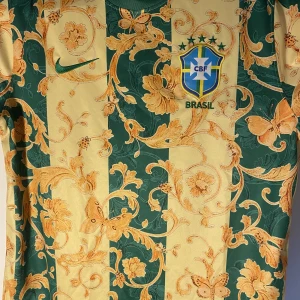 Brasilien fotbollströja  - Hej säljer en old school barsieln tröja för ljusa färger för mig men ganska fin lite sällsynt. Helt ny knappt använd  