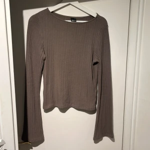 Tröja - Relativt ny tröja, använd några gånger💗 100kr+ frakt