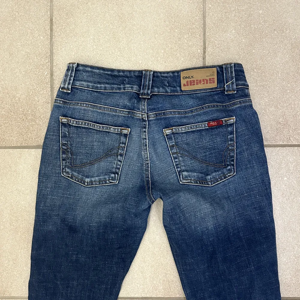 Lågmidiade utsvängda jeans köpta second hand från märket Only Jeans. De är i bra/använt skick. Midjemåttet rakt över är ca 40 cm och innerbenslängden är ca 82 cm. Säljs pga för små. Möts gärna upp i Stockholm!. Jeans & Byxor.