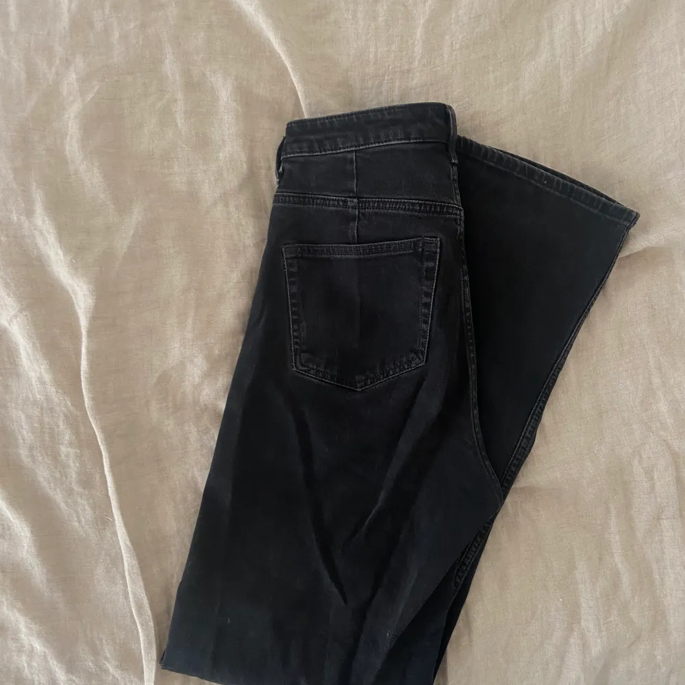Ace wide leg jeans från weekday, W27L34 Snygg svart / mörkgrå färg!. Jeans & Byxor.