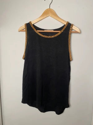 Supergullig festtopp❤️ - Super fin festtopp ifrån Michael kors som har massa guld bling vid kanten av toppen. Den är i superskick och super kvalitet! Perfekt för utgång. Storlek M men passar L också❤️
