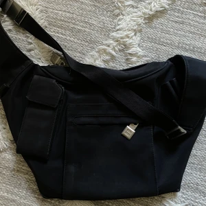 Crossbodybag - Dragkedjan är tyvärr sönder :/ skriv för mer info samt bilder ❤️