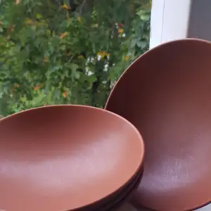 Säljer 4 stycken keramik skålar från Högansäs Keramik som är tillverkade i Sverige. Av mig är dom aldig använda men kan finnas små spår från skedar i botten och lite på sidorna av varje skål 💗💗 Jätte fina och behändiga i en fin nyans av brun,röd färg