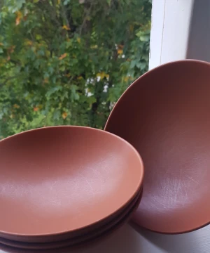 💕Keramik skålar💕 - Säljer 4 stycken keramik skålar från Högansäs Keramik som är tillverkade i Sverige. Av mig är dom aldig använda men kan finnas små spår från skedar i botten och lite på sidorna av varje skål 💗💗 Jätte fina och behändiga i en fin nyans av brun,röd färg