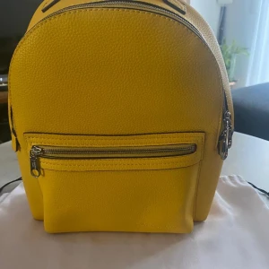 Calvin Klein mini ryggsäck  - Säljer min alldeles fina, riktigt bra skick Calvin Klein ryggsäck för 200kr. Finns att hämta i Sthlm eller köparen får stå för frakt 📦   Pris kan diskuteras vid snabb affär 