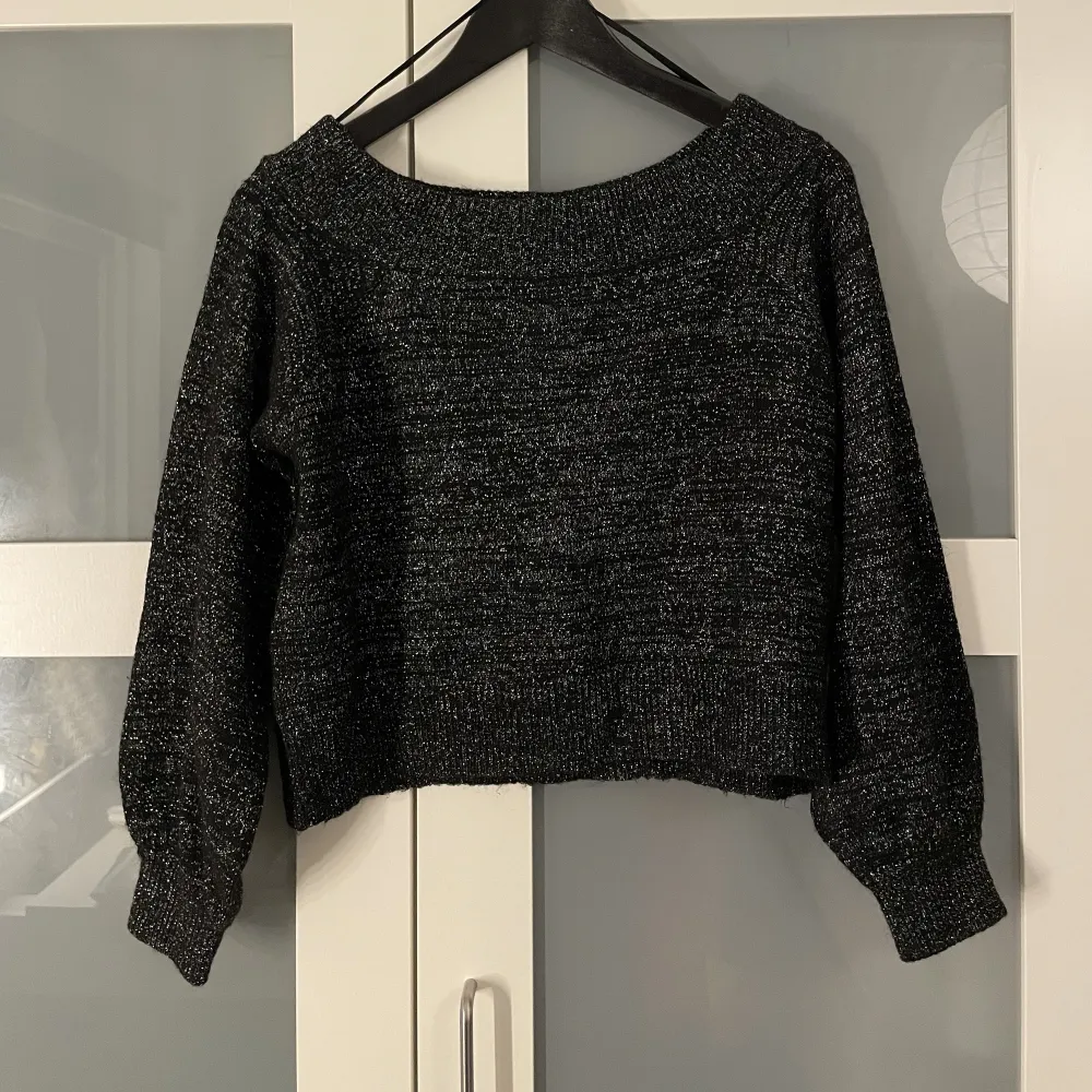 Sååå fin stickad offshouldertopp med glitter instickat i tyget! Perfekt nu till hösten! . Stickat.