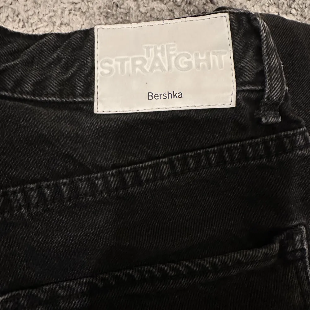 Svarta jeans från Bershka i Straight modell i strl 40. De har blivit mer urtvättade så de skiftar i svart/mörkgrå. Jeans & Byxor.