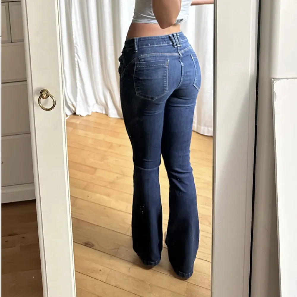 (lånade bilder av julia) säljes dessa jeansen då dom inte kommer till användning, midja 72(stretch) innerben 79 och hon på bilden är 1,65 . Jeans & Byxor.