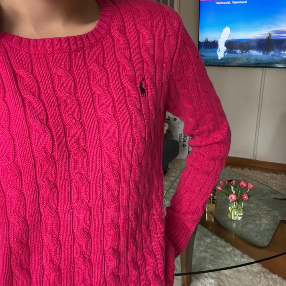 Jättefin Kabel stickad tröja från Ralph Lauren. Storlek 12-14,(L i barn). Den är i super bra sick och är röd - rosa i färgen💕. Tröjor & Koftor.