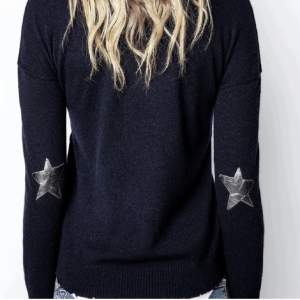 Säljer denna ÄKTA Zadig Voltaire tröjan med stjärnor på armbågarna🙏🏼 köpte denna i Nice för ca 3000kr och den finns  inte att få tag på länge!! Den är bara helt vanlig där framme!🫶🏼 Använd ett fåtal gånger så inga defekter på alls!!