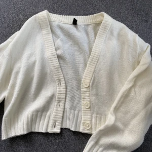 Kofta - Vit stickad kofta från H&M. Använd fåtal gånger. Stl S.