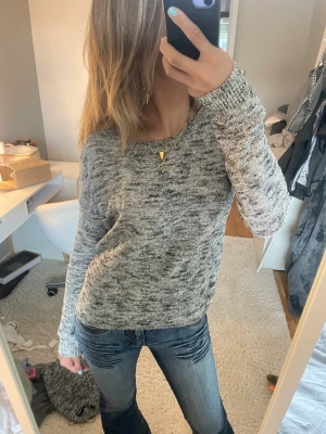 cool stickad tröja - så snygg stickad tröja i skit snyggt mönster! Storlek S, jag e 169 ish! Märket r ”yessica”! Inga defekter 🌺🌺