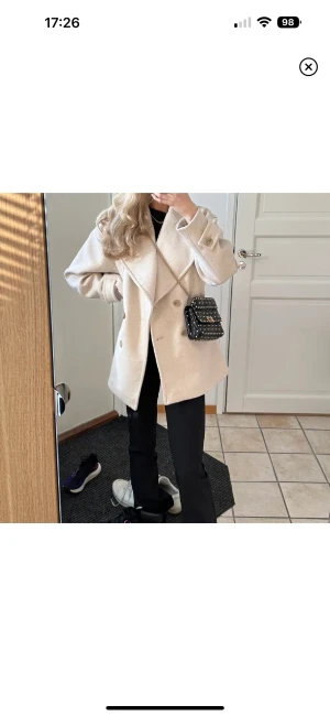 Kort kappa - Säljer denna korta kappan från ellos❤️ såå fin och helt slutsåld! Använd en gång 