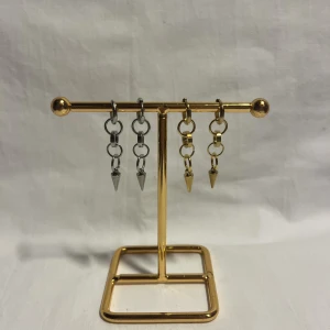 StilSthlm  - Fina örhängen! Finns i silver & guld. Köp för 99kr/st Eller 185kr/paret. Modell 108. Smyckeställningen finns även att köpa för 299kr!