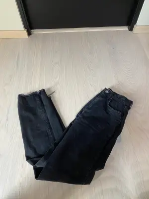 Svarta jeans från gina i storlek 32. Klippta i benen så de passar någon som är 163. 89kr