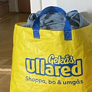 Kasse med kläder  - Massa fina plagg jag inte använder längre. Jeans, linnen, toppar, mjukisset mm.