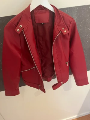 Röd skinnjacka - Helt ny jacka, superfin🥰 Tyvärr för liten för mig❤️