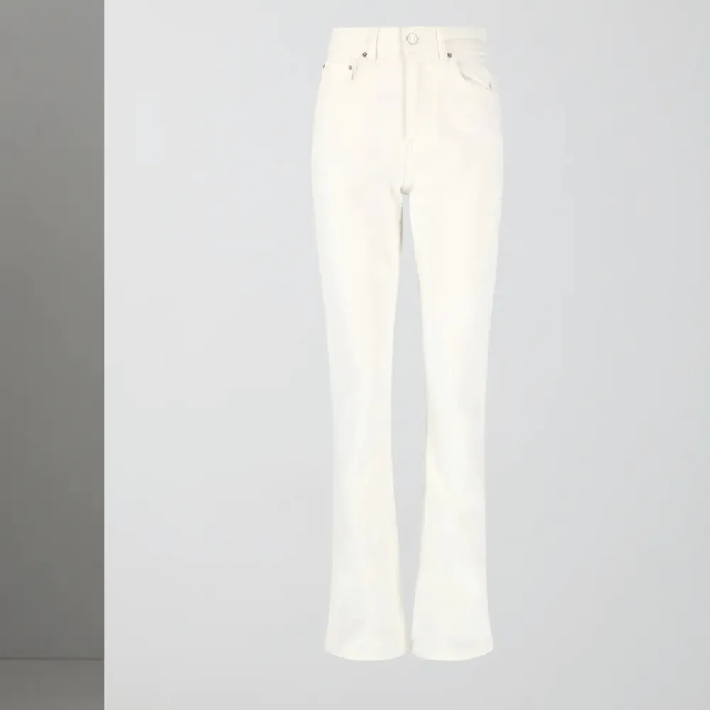 Fina vita högmidjade jeans från gina ”high straight jeans”. Endast använda en gång så i gott skick🥰 Har dock några svarta märken vid bakfickan (se bild 3) men de är knappt synliga. Pris går att diskutera.. Jeans & Byxor.
