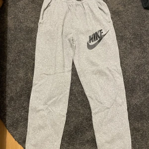 Nike byxor - Bra skick skriv om du har frågor Köparen står för frakt
