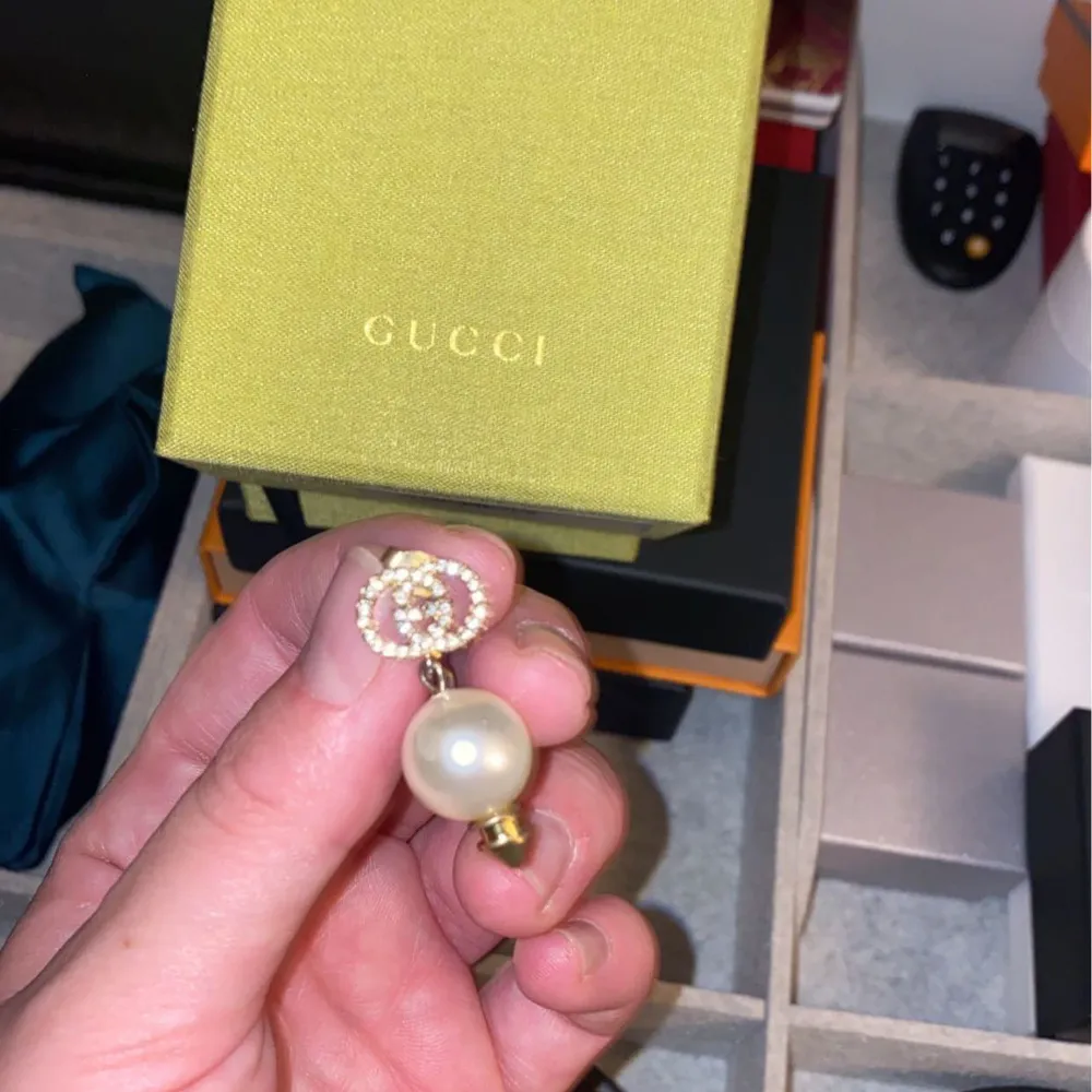 Sparsamt använda kan mötas upp i Stockholms området men helst i Södertälje  Chanel örhängen 7500:-  Gucci örhängen 5000:-  Paketpris kan diskuteras vid köp sv båda . Accessoarer.