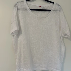 Genomskinlig tröja - Genomskinlig tröja i storlek xs men är ganska flowig så funkar om du har större storlek också!😊