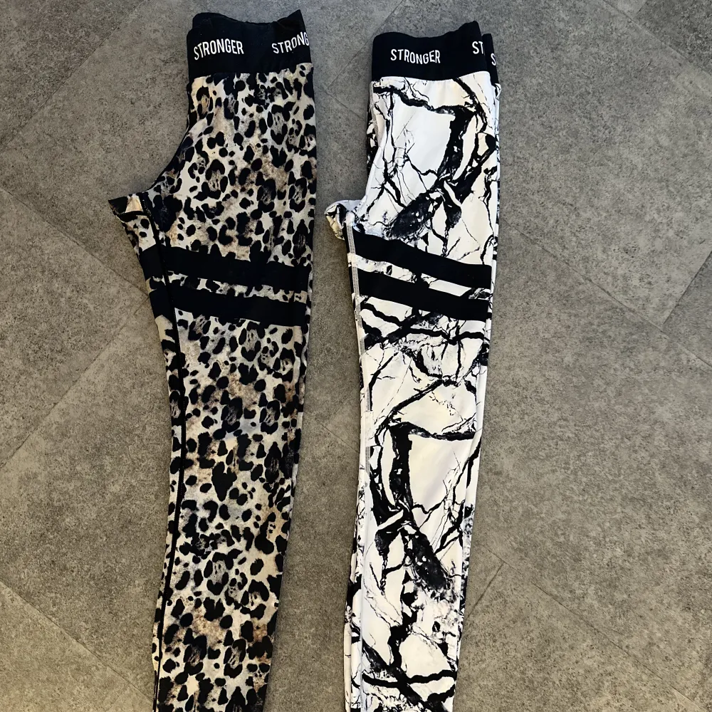 2st stronger träningstights i strl s med leopard och marmor mönster. Säljer dom för 300kr/st, priset går att diskutera🙌🏻 (ordinarie pris 799kr/st)   Skriv privat för fler bilder💕. Övrigt.