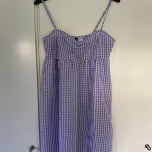 Sommrig klänning🔆💕 - Söt sommrig klänning som tyvärr inte kommer till användning eftersom den är för liten💕 Kontakta vid frågor!