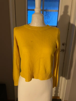 Gul stickad tröja  - Tröja från H&M. Nästan aldrig använd.