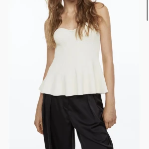 Ribbstickad peplumtopp - Jag söker denna topp från hm som är slutsåld. Pris kan diskuteras. Storlek xs-s