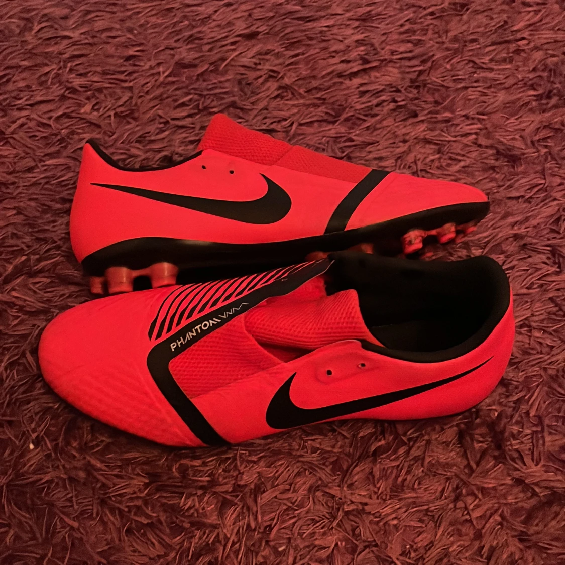 röda fotbollsskor