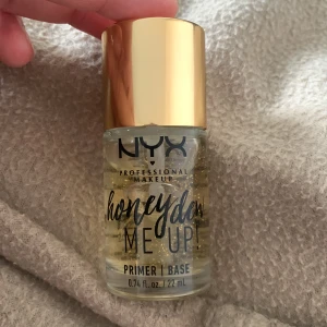 Primer - Honeydew primer från Nyx. Andvänt ungefär 5 gången länge sen men ska sälja eftersom jag ej andväner primer längre. Annars tycker jag den är väldigt bra och håller sminket länge. Ord.pris-219