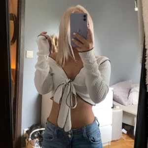 Blus - Säljer ny en snygg blus från shein. Använt den få gånger. För mer info kontakta mig:)