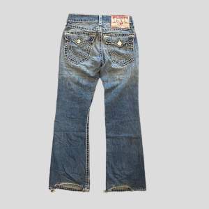 True Religion Jeans i modellen Billy Super T! Storlek: W30 Mått: Längd: 105 cm. Midja: 37 cm. Benöppning: 24 cm. Innerbenslängd: 80 cm. Lår: 25 cm. Skick 8,5/10!  Hör av dig på Dm vid frågor!💙