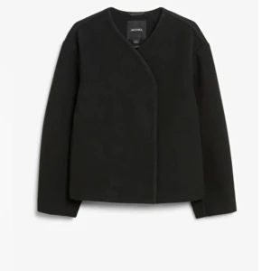 Trendig höstkappa från Monki  - Säljer mina fina korta höstkappan från Monki. Säljer då jag funderar på att köpa en annan jacka. Byter gärna mot den gråa Quiltade jackan från Zara🩷. Jackan är ganska liten i storlek och jag som vanligtvis har S tog denna i M