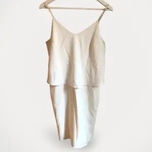 Klänning från Stylein.  Storlek: M Material: Polyester Anmärkning: Fläck. Fläck på klänningens insida som ej syns när man har den på sig..
