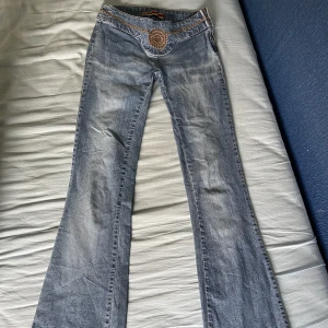 70-tal lågmidjade jeans - SÅ snygga lågmidjade blå jeans i perfekt skick. ÄKTA VINTAGE, 70-tal. Bellbottoms/bootcut utsvängda byxor i full längd🐚   •Full längd: 102cm  •Innerbenslängd: 85cm   •Midjemått: 70-82cm (stretchiga)                        Skriv om du har frågor💞