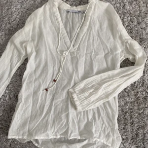 Vit blus - Jag säljer en söt vit blus som jag inte använder 