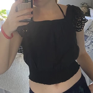 Blus - Denna jättefina blus från Only kommer tyvärr inte till användning längre. Den är i väldigt bra skick har har bara använts en gång💕