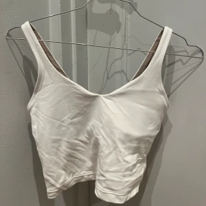 Lululemon tränings linne  - Super fint tränings linne från Lululemon! Den är Cropped och i super bra skick! Nästan aldrig använd! ❤️ köpt för ungefär 600kr