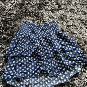 Kjol - H&M kjol oanvänd i storlek 34 köpt för 200kr pris diskuteras💗köparen står för frakt!